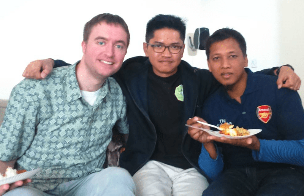 Mendengar vs Mendengarkan